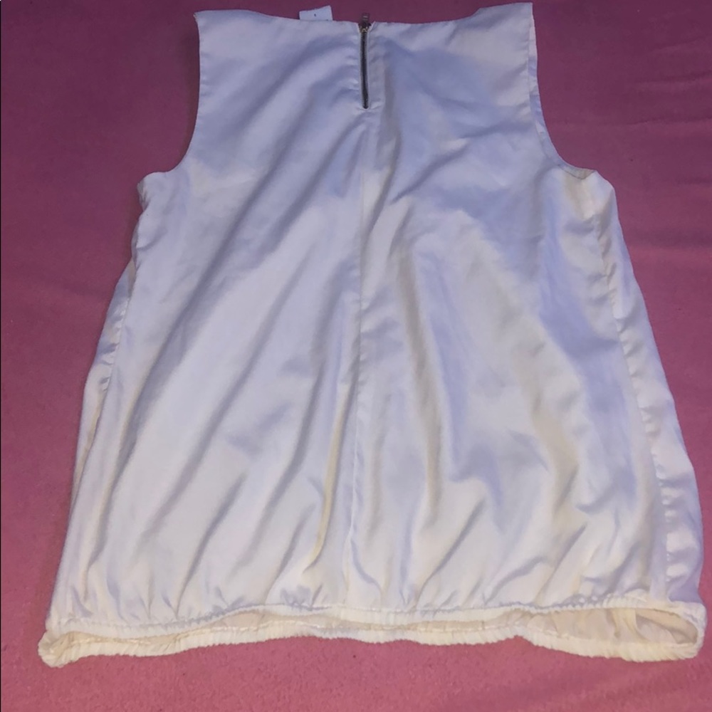 A blouse - Picture 2 of 3
